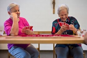 due anziani giocano a carte