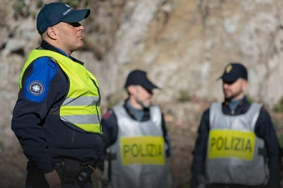 In primo piano una guardia di confine svizzera. Sullo sfondo due agenti della polizia di Stato italiana.