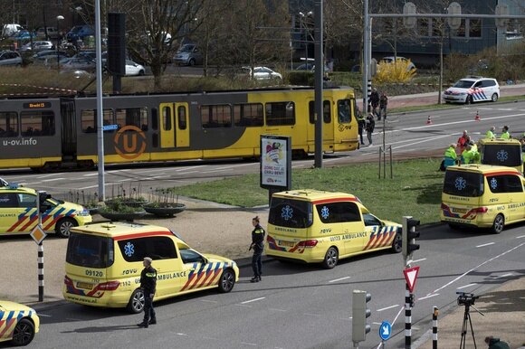 fila di ambulanze davanti a un tram