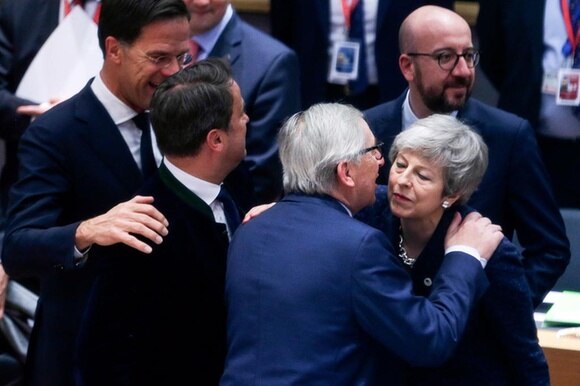 Jean-Claude Juncker parla con Theresa May