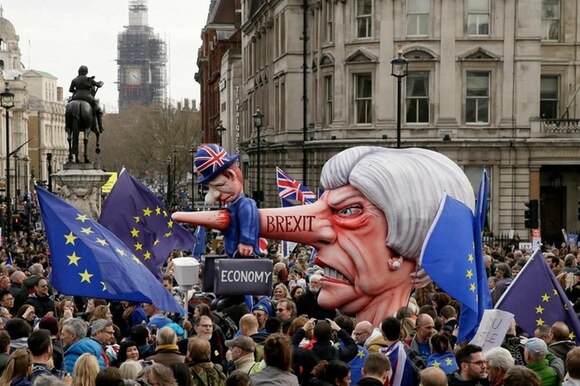 I manifestanti anti-Brexit in Trafalgar Square.