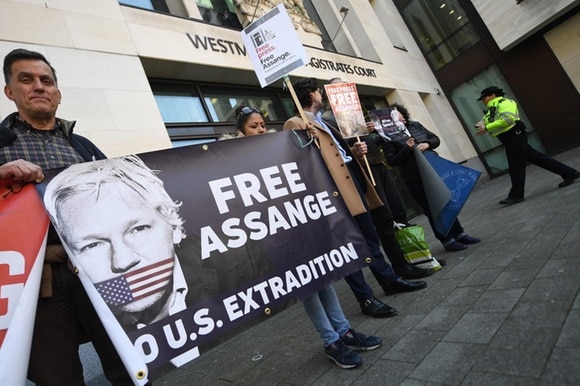 Davanti al tribunale londinese, manifestanti protestano a favore della liberazione di Assange.