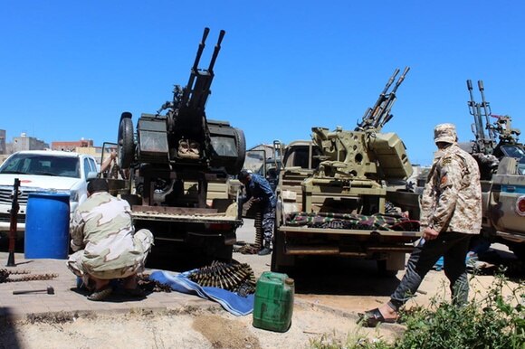 Tre cannoni della difesa contraerea leale al governo di Tripoli
