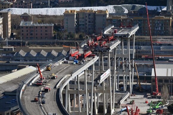 Una fase della demolizione del Ponte Morandi