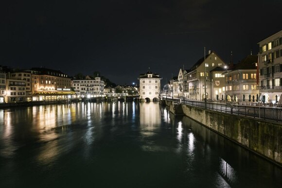 Zurigo di notte: le luci della città si riflettono sul fiume Limmat