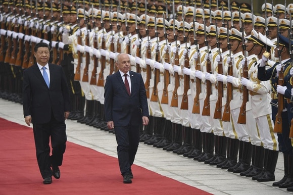 Xi Jinping e Ueli Maurer sfilano davanti a un picchetto d onore