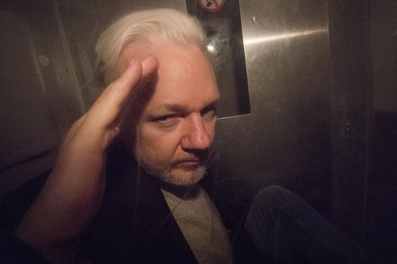 Assange saluta