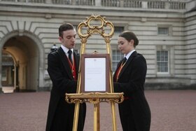 Un trepiedi con un foglio che annuncia la nascita avvenuta del royal baby nel parco di Buckingham Palace.