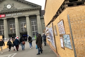 Des palettes entassées devant la gare de Bienne