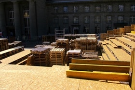 Des palettes de bois devant la gare de Bienne