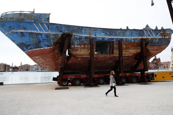 Christoph Büchel ha portato a Venezia il barcone che nel 2015 è affondato nel Mediterraneo con 700 migranti a bordo