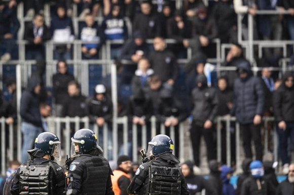 Polizia schierata in tenuta d assalto a Lucerna in occasione della partita di calcio tra i locali e il Grasshopper