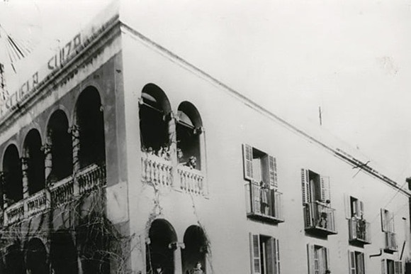 foto di un edificio in bianco e nero