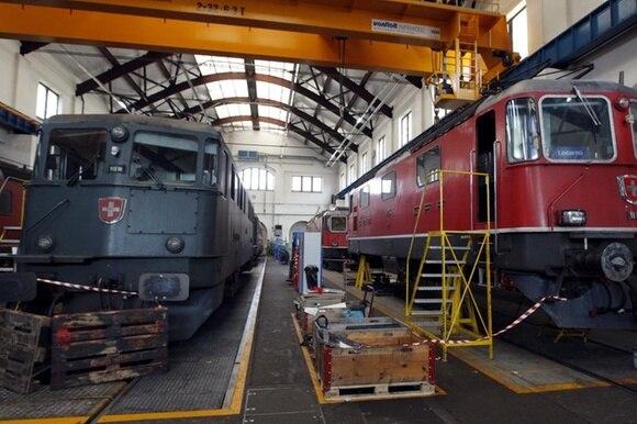 due locomotive all interno di un hangar