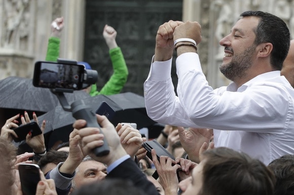 Matteo Salvini durante la campagna per le europee in piazza del Duomo a Milano.