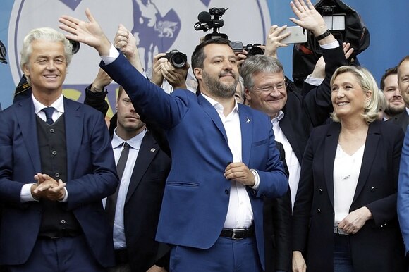 L olandese Geert Wilders, l italiano Matteo Salvini e la francese Marine Le Pen in una foto colta in Italia alcune settimane fa