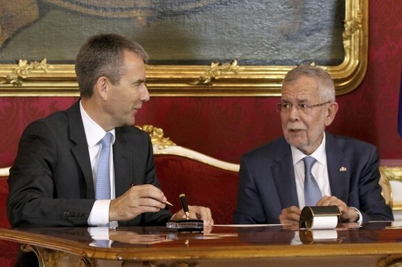 Il cancelliere ad interim sulla sinistra e il presidente austriaco sulla destra