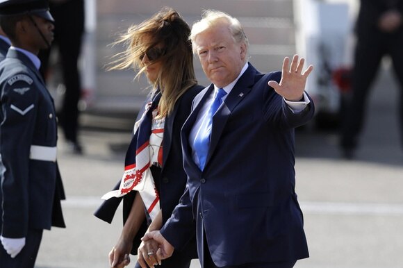 Donald Trump e la moglie Melania all aeroporto di Stansted.