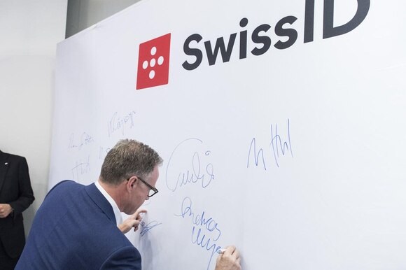 Il Ceo delle FFS Andreas Meyer firma l accordo per la joint venture della SwissID