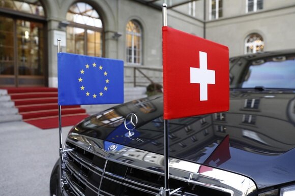 Una vettura con le bandiere di Unione europea e Svizzera durante una visita del novembre 2017 di Jean-Claude Juncker a Berna