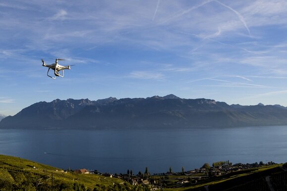 drone in volo sopra le vigne e con il lago