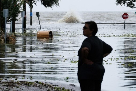 Strada allagata in un paese della Louisiana in attesa dell arrivo dell uragano Berry