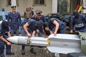 Poliziotti estraggono missile da cilindro metallico