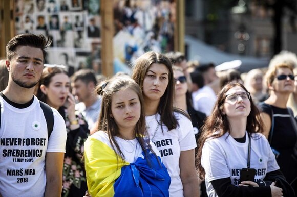 Ragazzi che hanno preso parte alla commemorazione del massacro di Srebrenica organizzato all Aja.