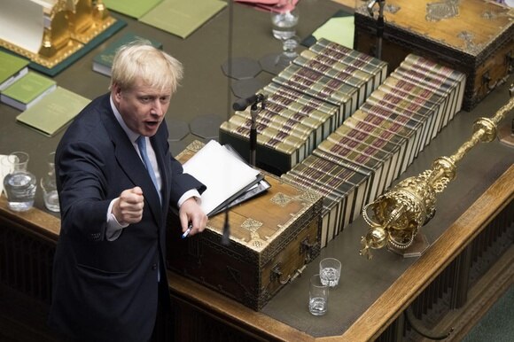 Boris Johnson al pulpito della Camera dei comuni si rivolge ai deputati puntando il dito
