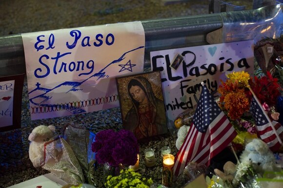 Fiori, immagini sacre, bandiere e scritte per ricordare le vittime di El Paso