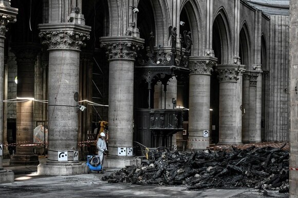 L interno di Notre-Dame con le macerie del tetto bruciato