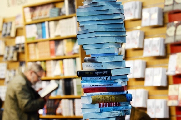 Una pila di libri in una libreria