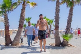 Salvini in costume e al telefono sulla spiaggia di Policoro