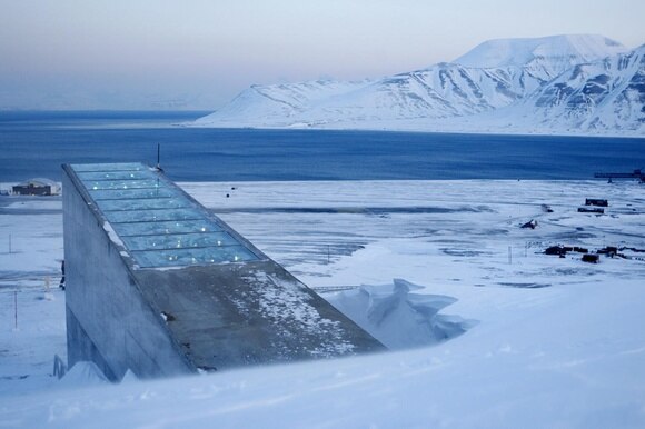 struttura di cemento di fronte al mare artico