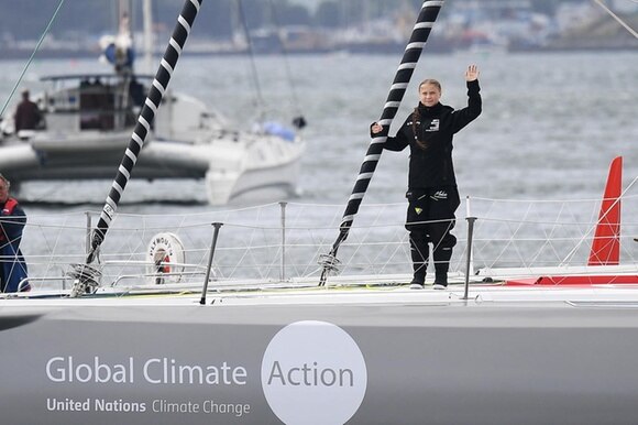 Greta Thuberg sull imbarcazione saluta.
