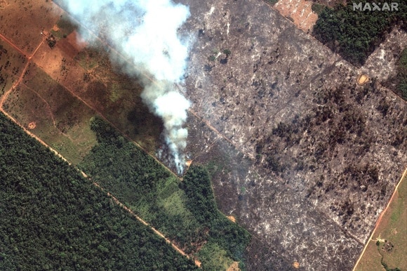 colonna di fumo vista da un satellite