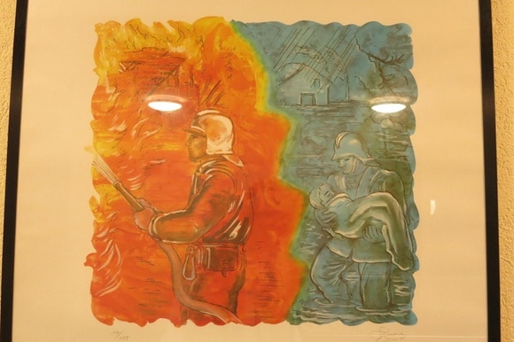 Un dipinto che raffigura una scena d intervento dei vigili del fuoco.