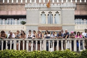 gente affacciata su un balcone veneziano
