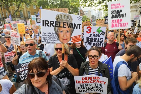 Manifestanti a Londra contro la chiusura prolungata del parlamento.