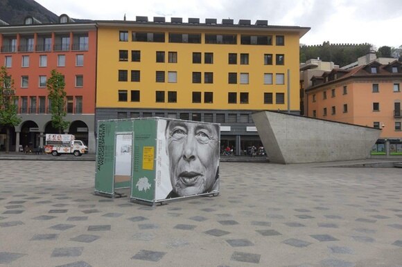 In piazza del sole a Bellinzona il manifesto dell esposizione con le foto di persone internate amministrativamente
