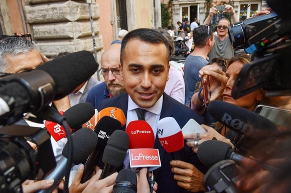 Il capo politico del movimento 5 stelle Luigi Di Maio circondato dai giornalisti
