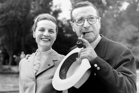 Georges Simenon con l inseparabile pipa e la moglie Denise.
