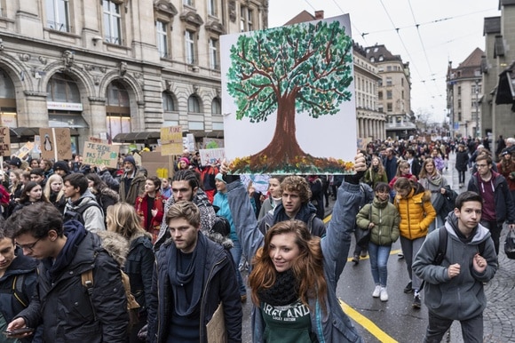 Giovani a una manifestazione per il clima