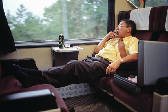 uomo fuma in un treno