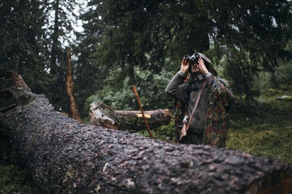In una foto d archivio un cacciatore che scruta con il binocolo