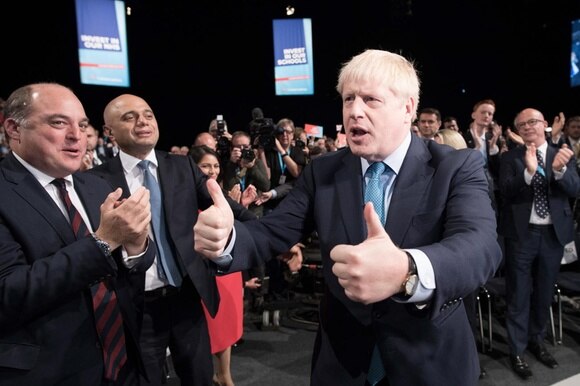 Boris Johnson con i pollici alzati