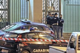 UN gruppo di poliziotti davanti alla questura d Trieste.