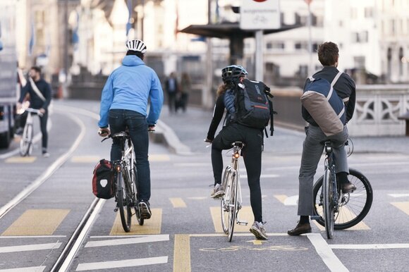 Ciclisti in centro a Zurigo.