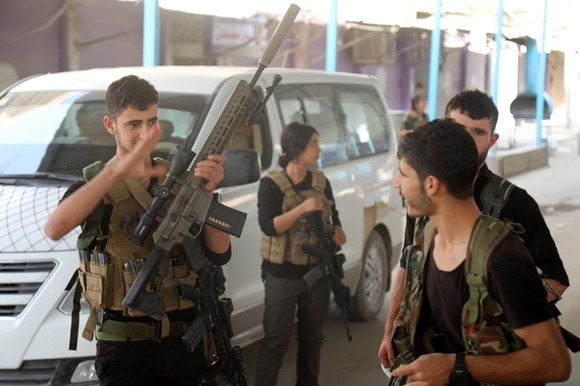 Giovani combattenti curdi a Ras al-Ain