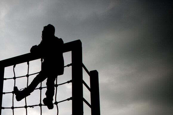 bambino si arrampica su una scala di corda